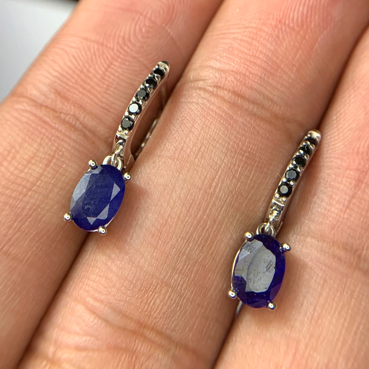 Natuurlijke Saffier Oorbellen met Spinel – 925 Sterling Zilver – Rhodium Plated