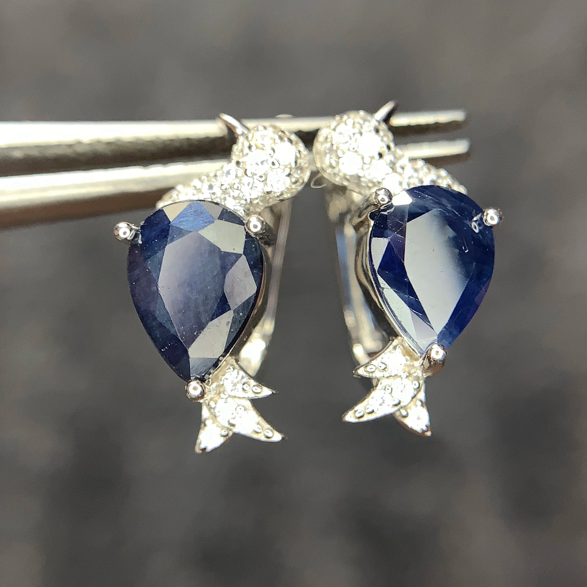 Natuurlijke Blauwe Saffier Oorstekers Vogelvorm – 925 Sterling Zilver – Rhodium Plated
