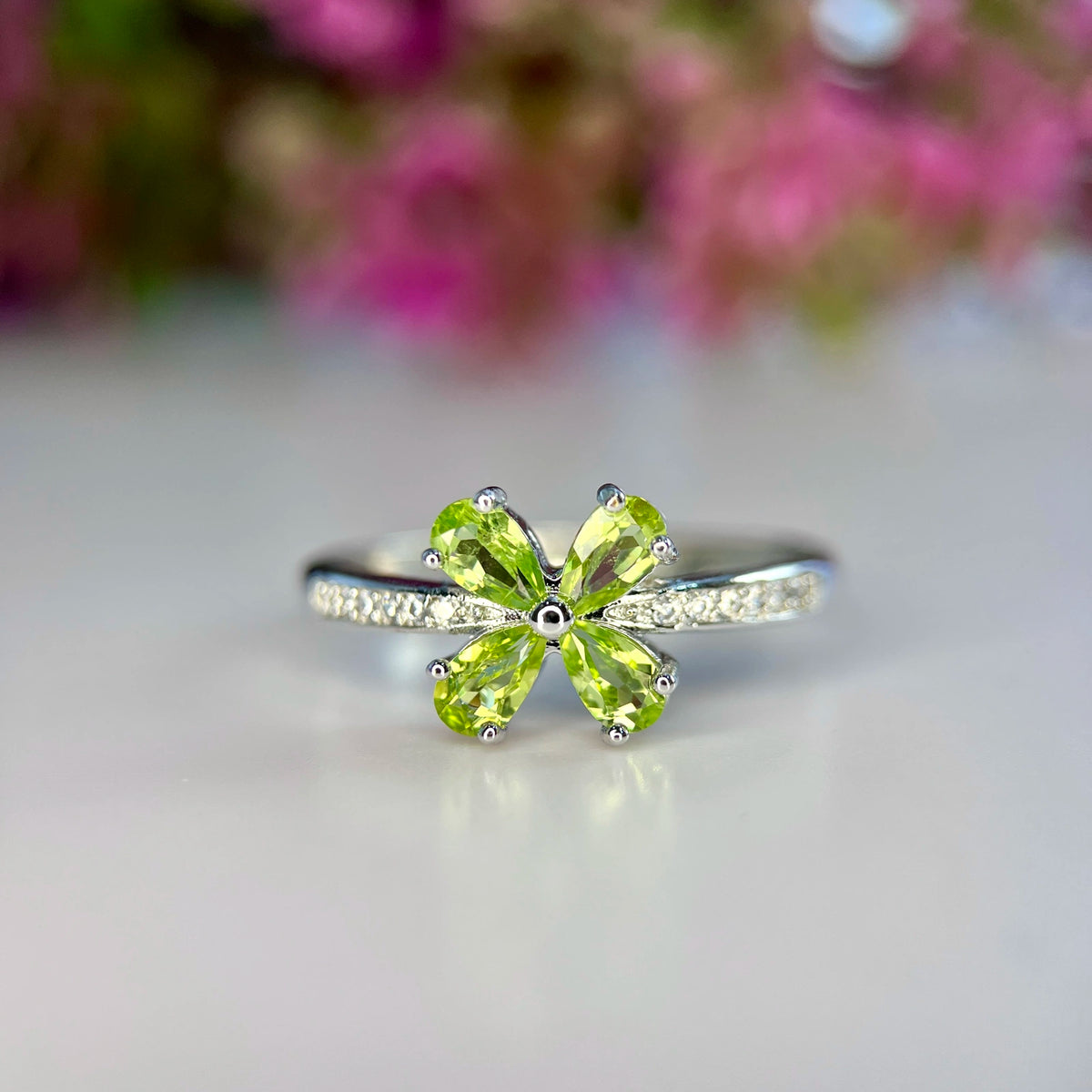 Natuurlijke Peridot Ring met Zirkonia – Rhodium Plated