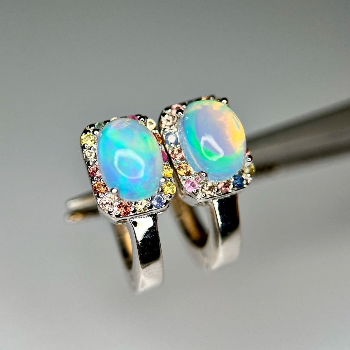 Natuurlijke Vuuropaal Oorbellen met Multicolor Saffier – 925 Sterling Zilver