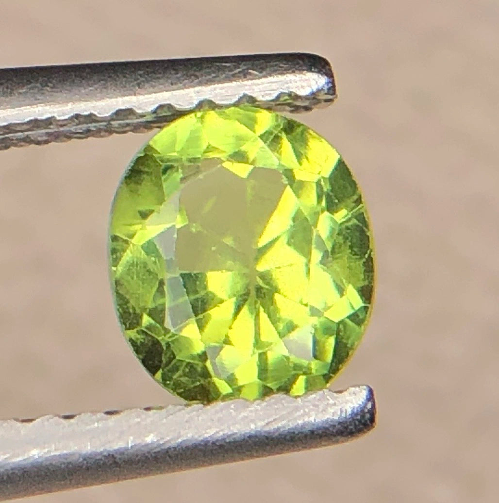 Natuurlijke Peridoot 0,85 ct – Ovaal Geslepen Groene Losse Edelsteen 6,2 × 5,3 mm