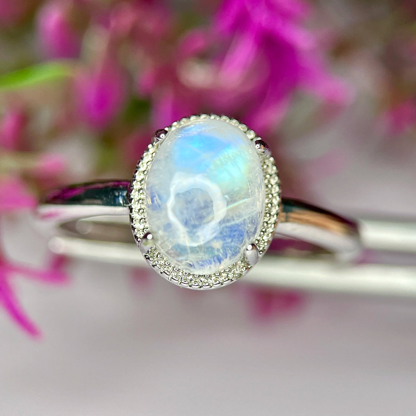 Ring met blauwe maansteen en rhodiumplating