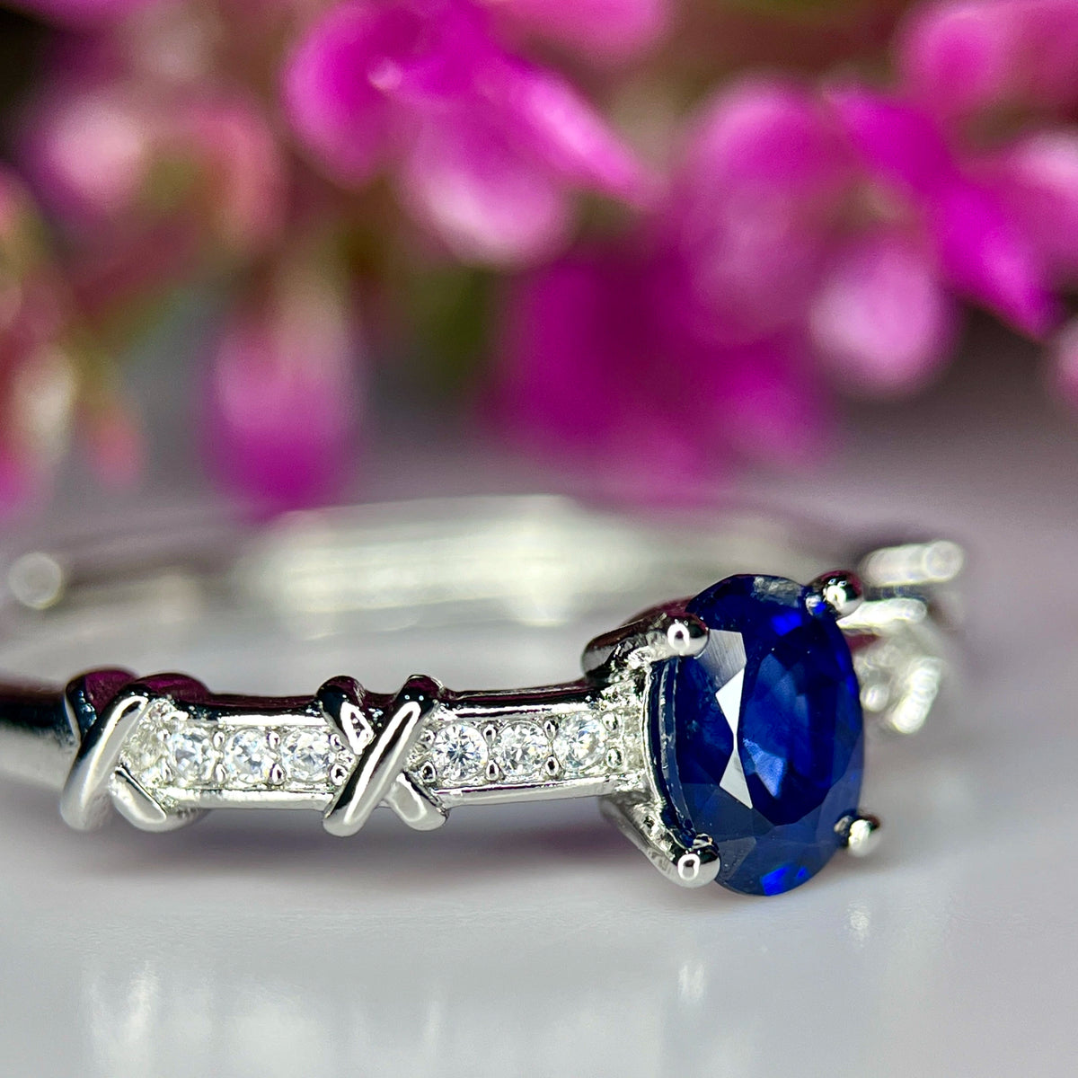 Exquise Natuurlijke Royal Blue Saffier Ring met CZ – Rhodium Plated