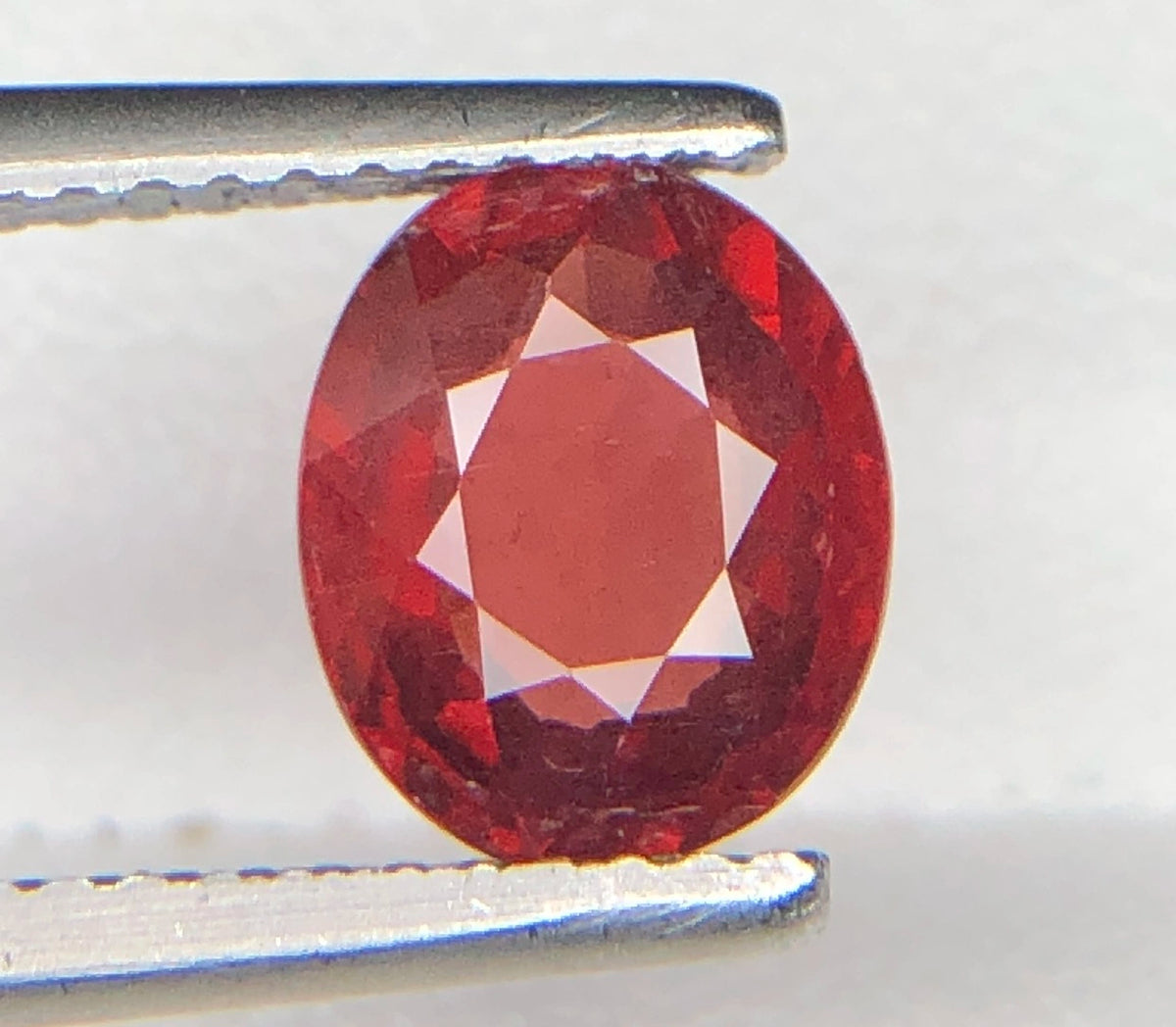 Natuurlijke Rode Granaat 1,85 ct – Ovaal Facetgeslepen Edelsteen 8,1 × 6,8 mm