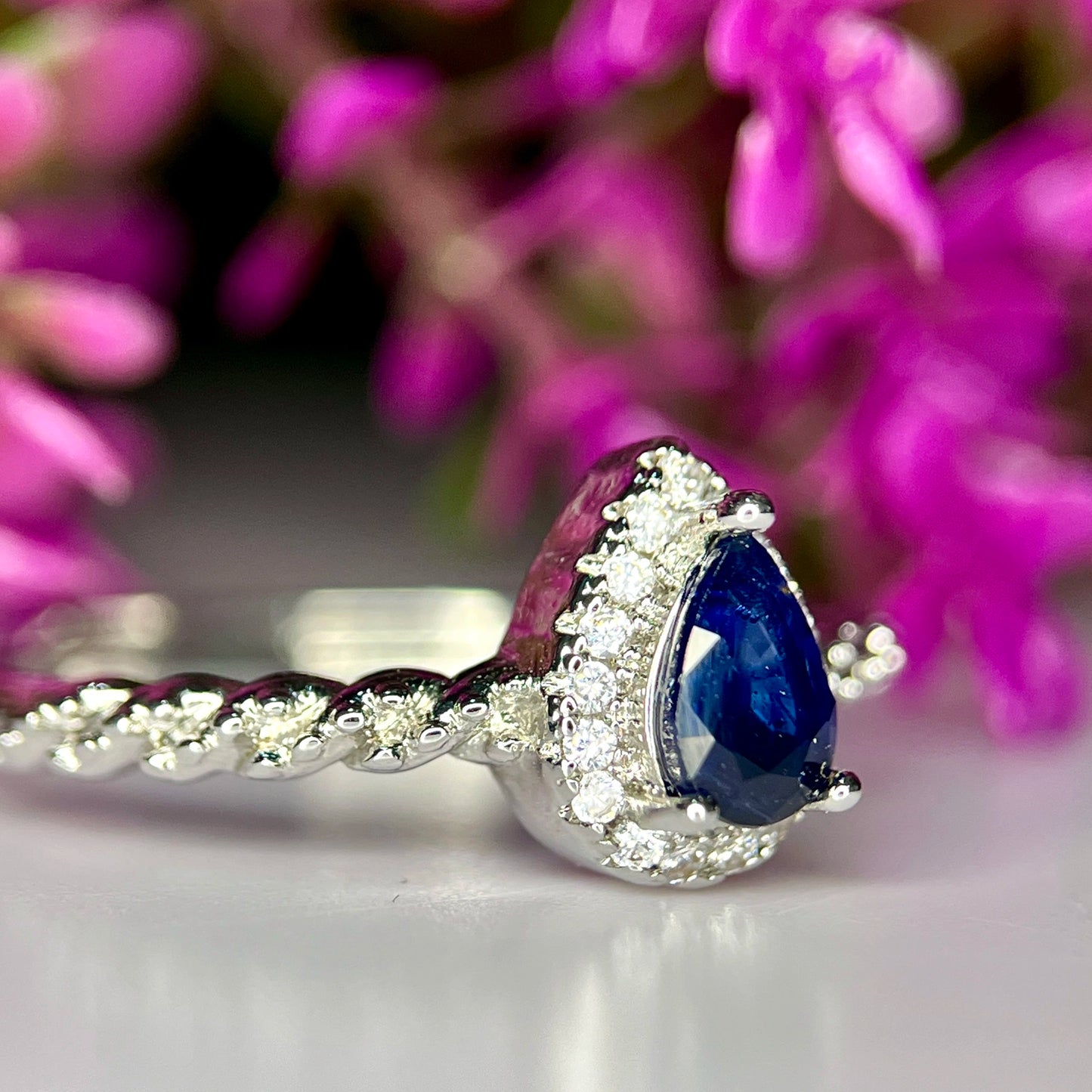 Ring met natuurlijke blauwe saffier, CZ en rhodiumplating