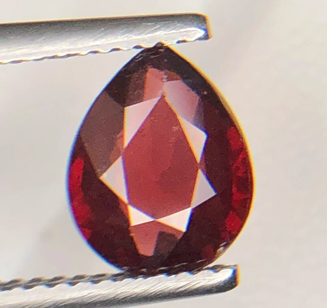 Natuurlijke Rode Granaat 1,85 ct – Peervorm Geslepen Losse Edelsteen