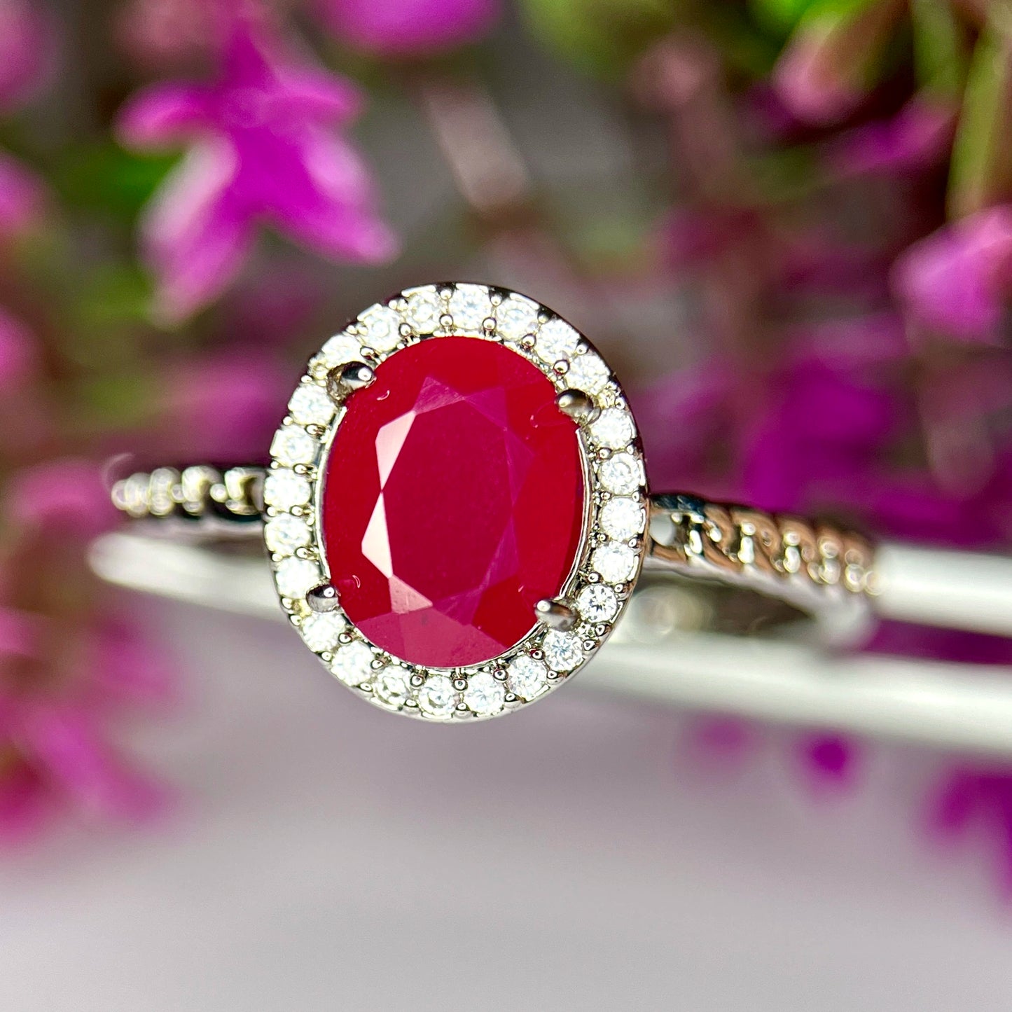 Ring met glasgevulde robijn, CZ en rhodiumplating