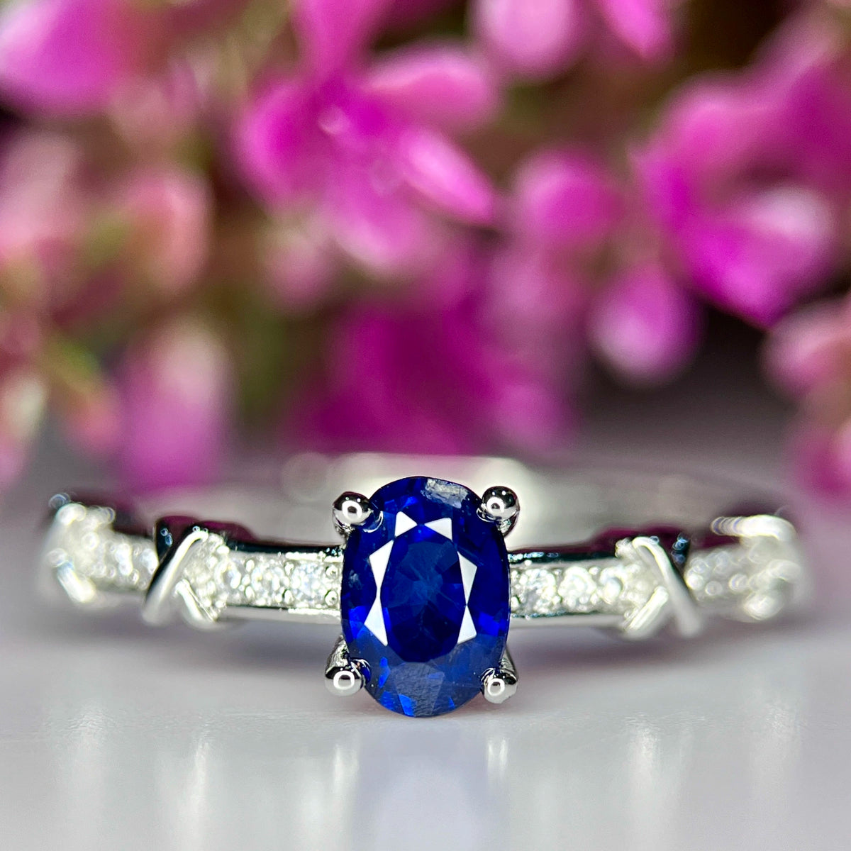 Exquise Natuurlijke Royal Blue Saffier Ring met CZ – Rhodium Plated