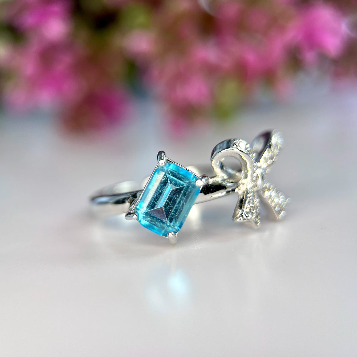Natuurlijke Neon Blauwe Apatiet Ring met Zirkonia – Rhodium Plated