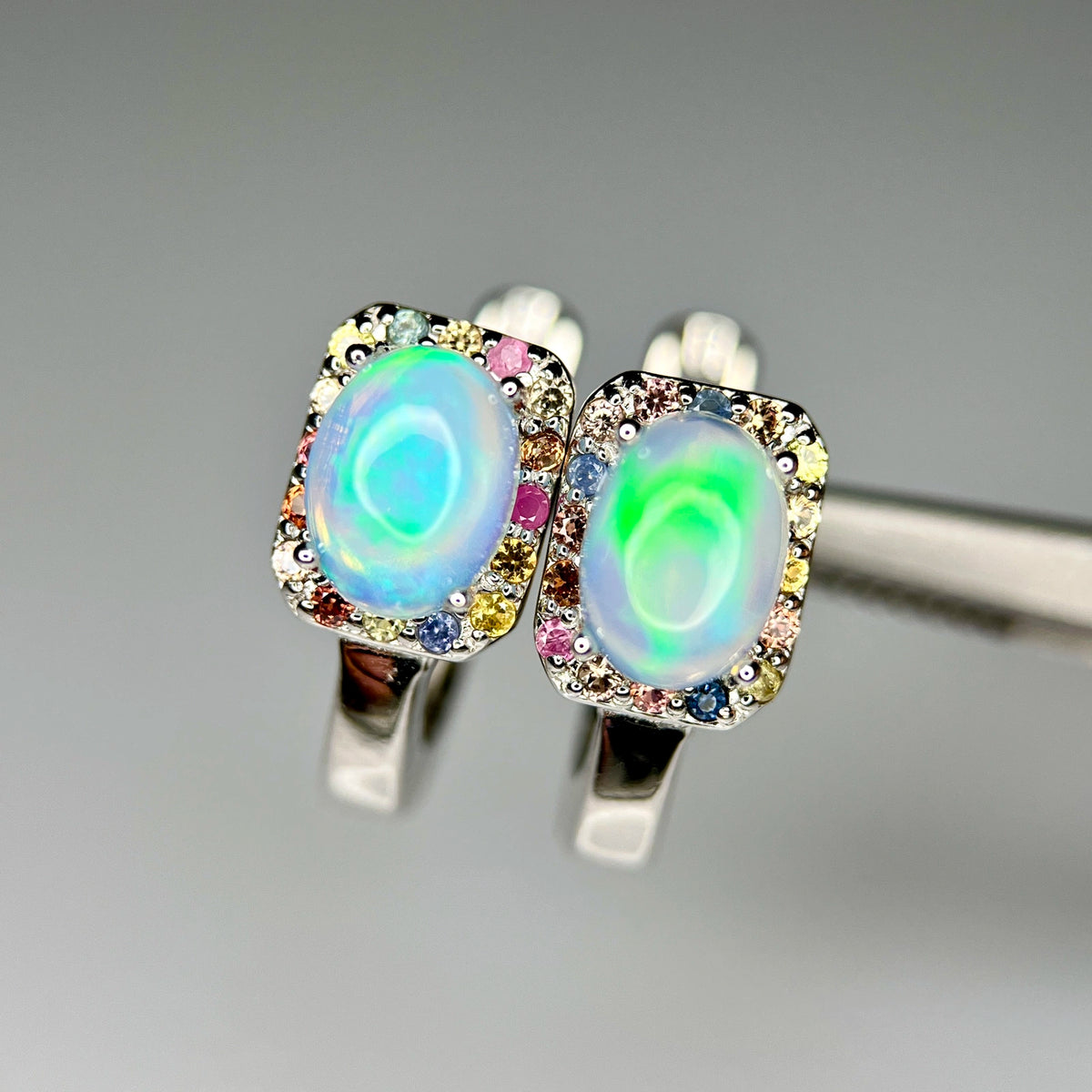 Natuurlijke Vuuropaal Oorbellen met Multicolor Saffier – 925 Sterling Zilver