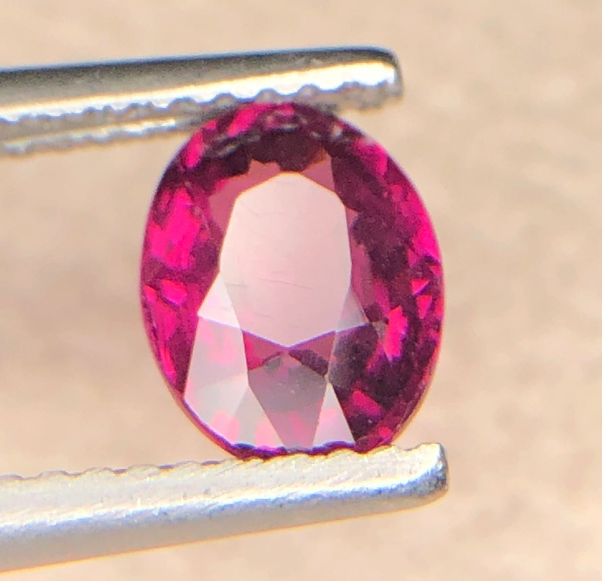 Natuurlijke Roze Granaat 1,60 ct – Ovaal Geslepen Losse Edelsteen 7,4 × 5,7 mm