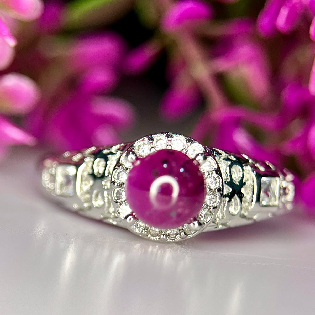 Ring met natuurlijke robijncabochon, CZ en rhodiumplating