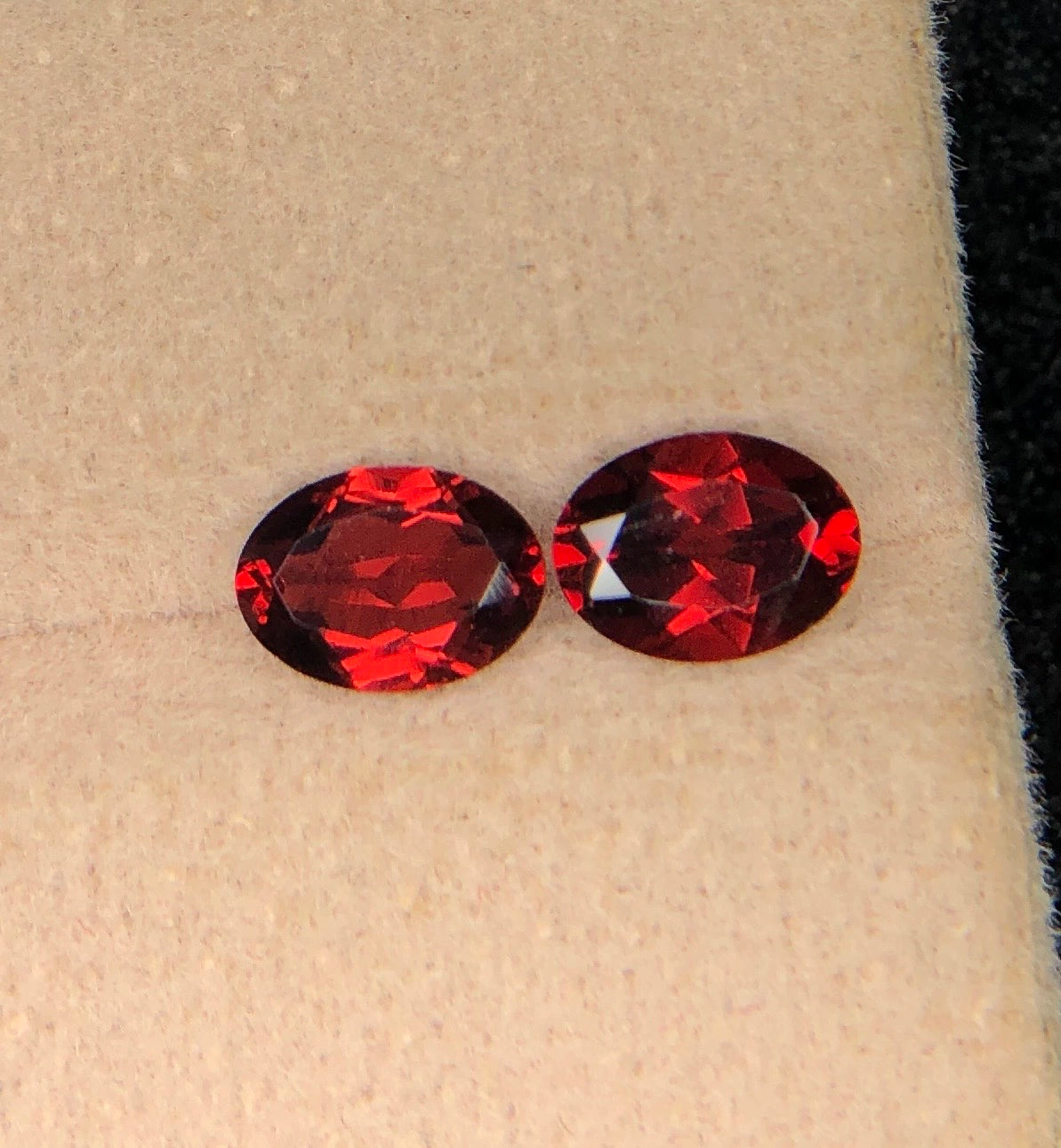 Set van 2 Natuurlijke Rode Granaten 2,15 ct – Ovaal Geslepen Edelstenenpaar 6,9 × 4,9 mm