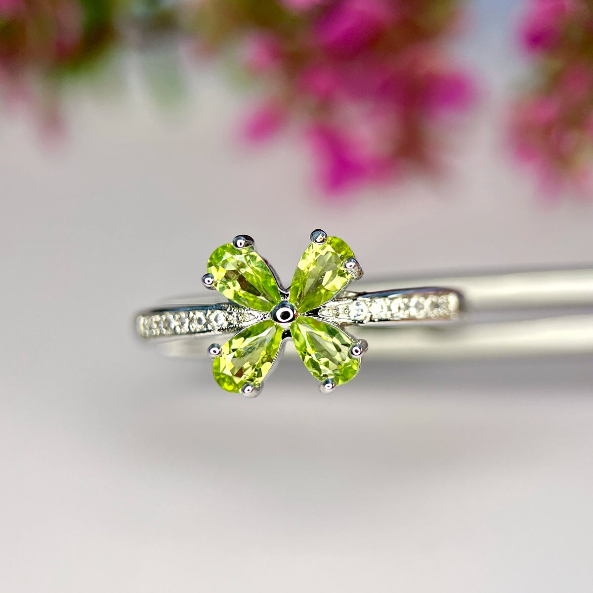 Natuurlijke Peridot Ring met Zirkonia – Rhodium Plated