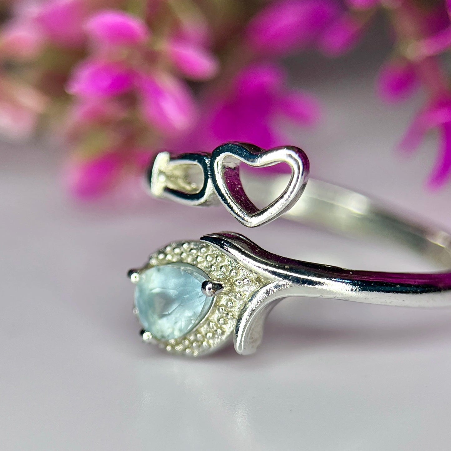 Ring met natuurlijke aquamarijn en rhodiumplating