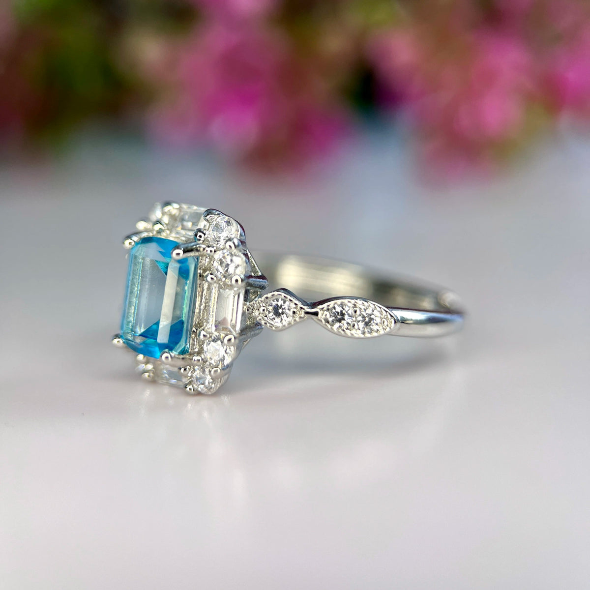 Natuurlijke Neon Blauwe Apatiet Ring met Zirkonia – Rhodium Plated