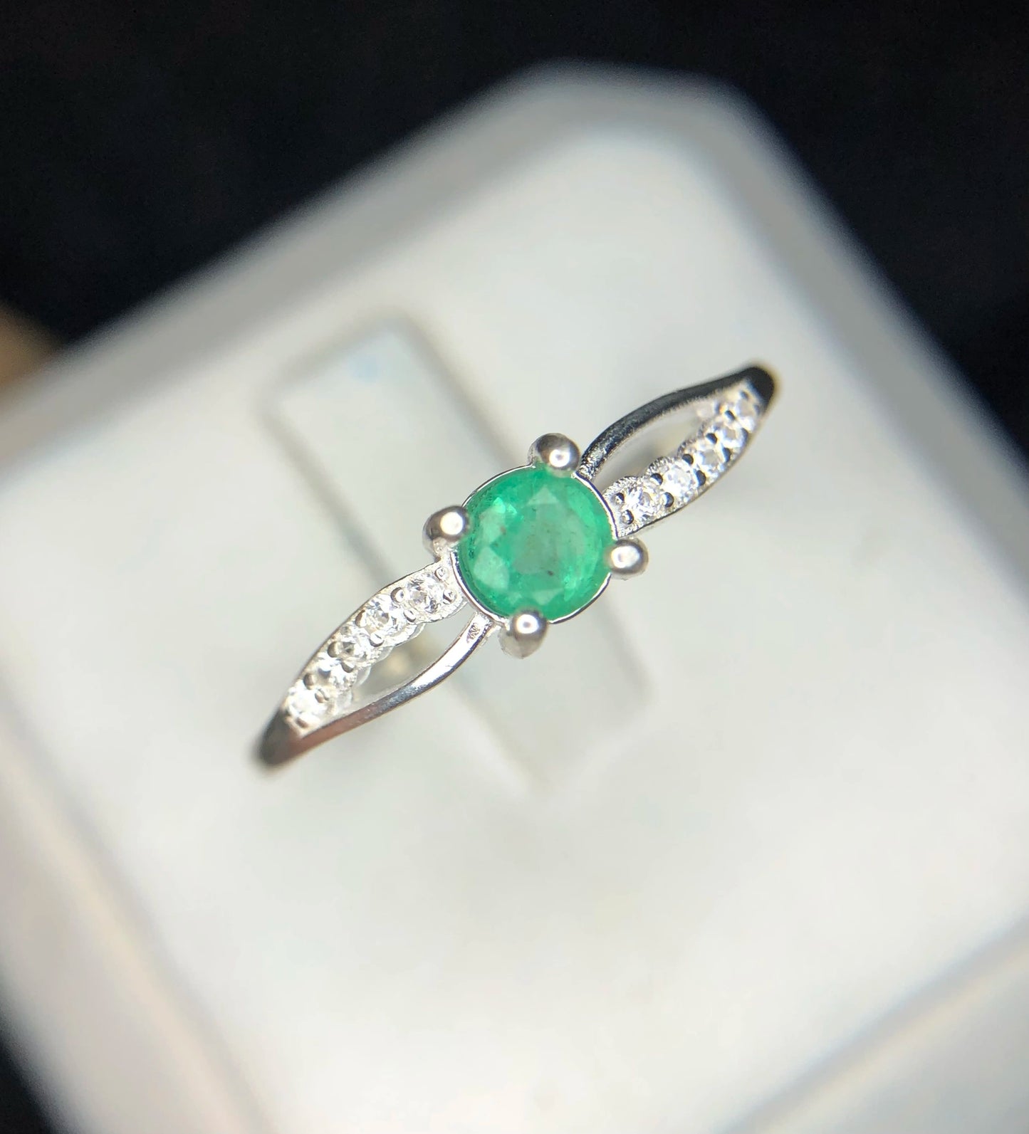 Ring van 925 sterling zilver met 7,50 ct natuurlijke smaragd