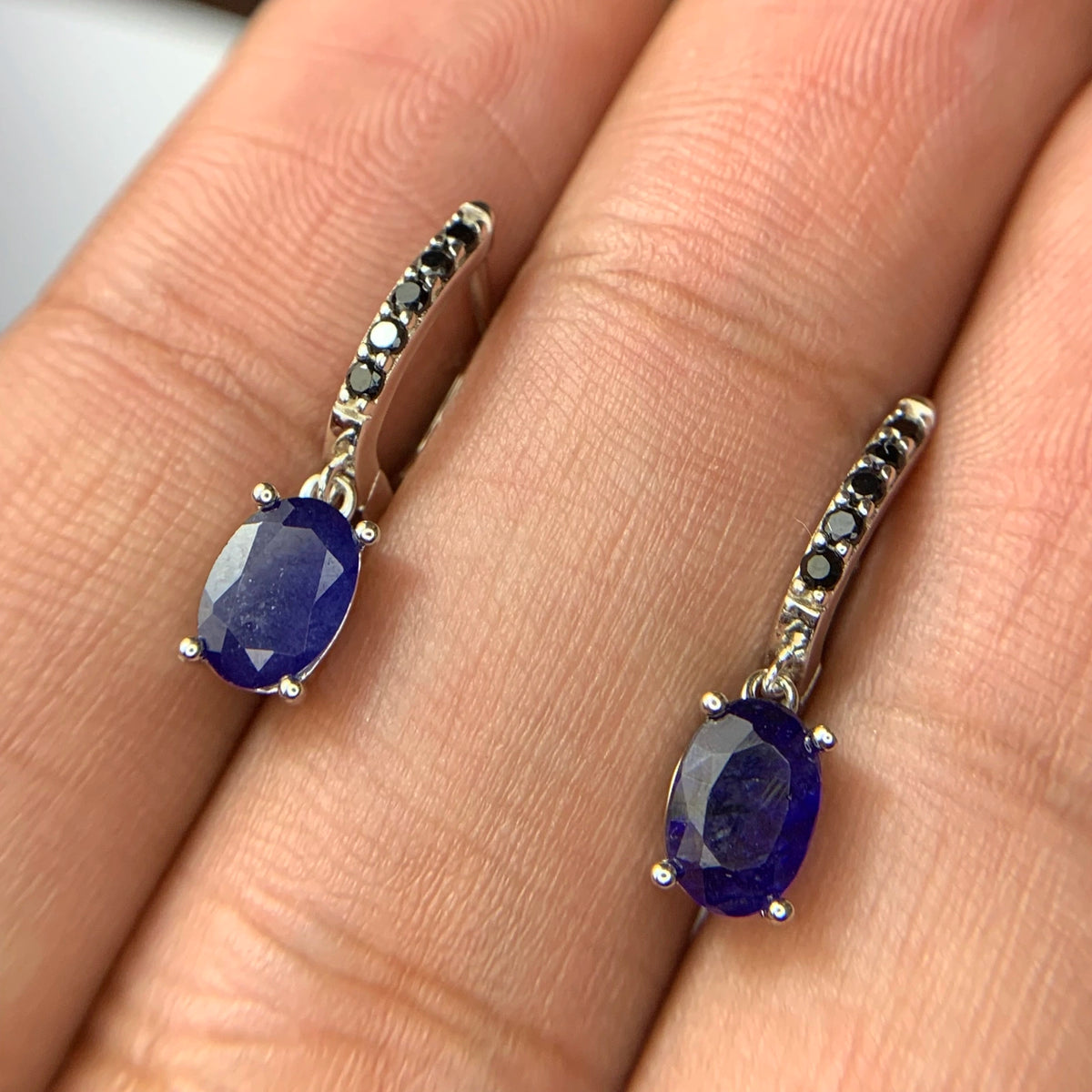 Natuurlijke Saffier Oorbellen met Spinel – 925 Sterling Zilver – Rhodium Plated
