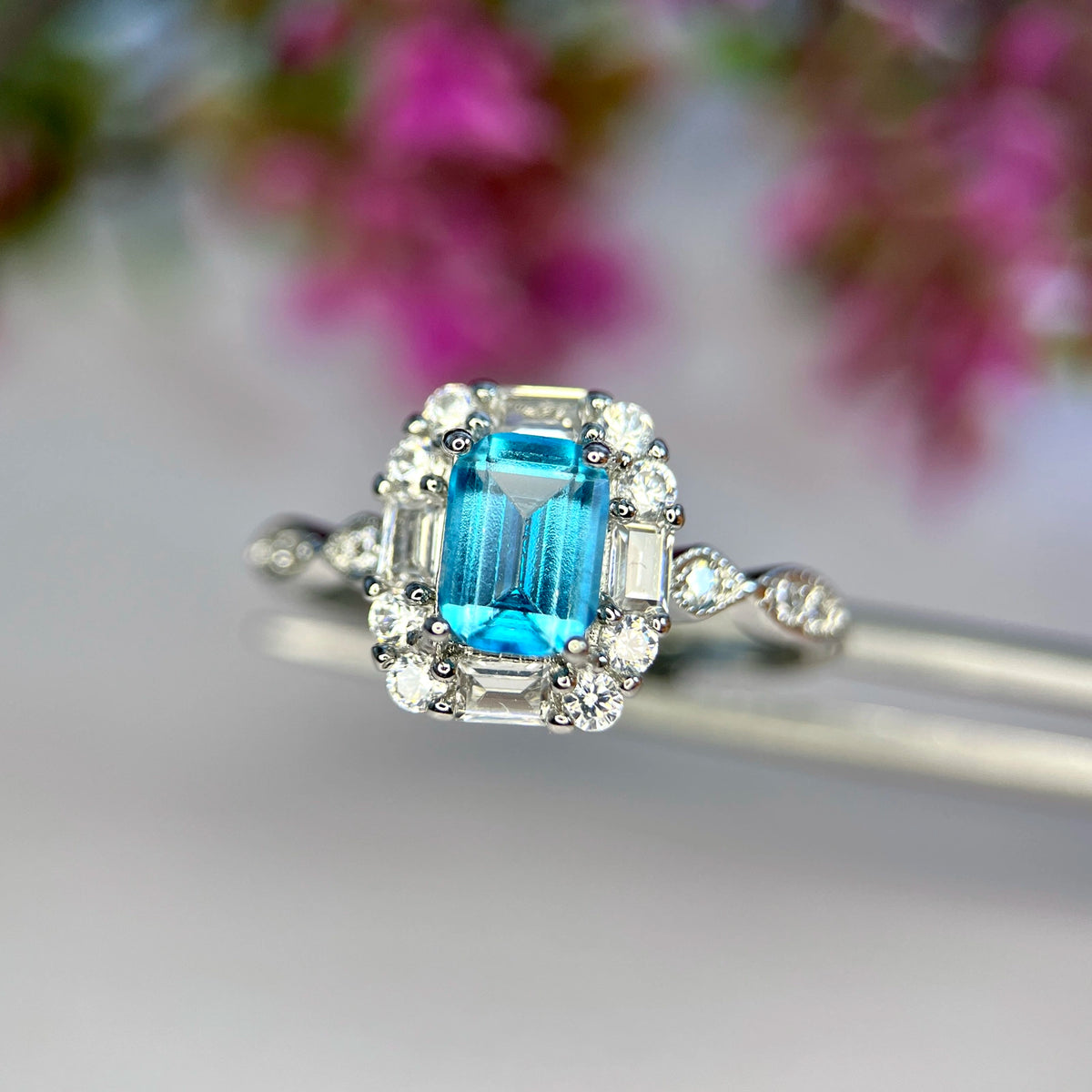 Natuurlijke Neon Blauwe Apatiet Ring met Zirkonia – Rhodium Plated