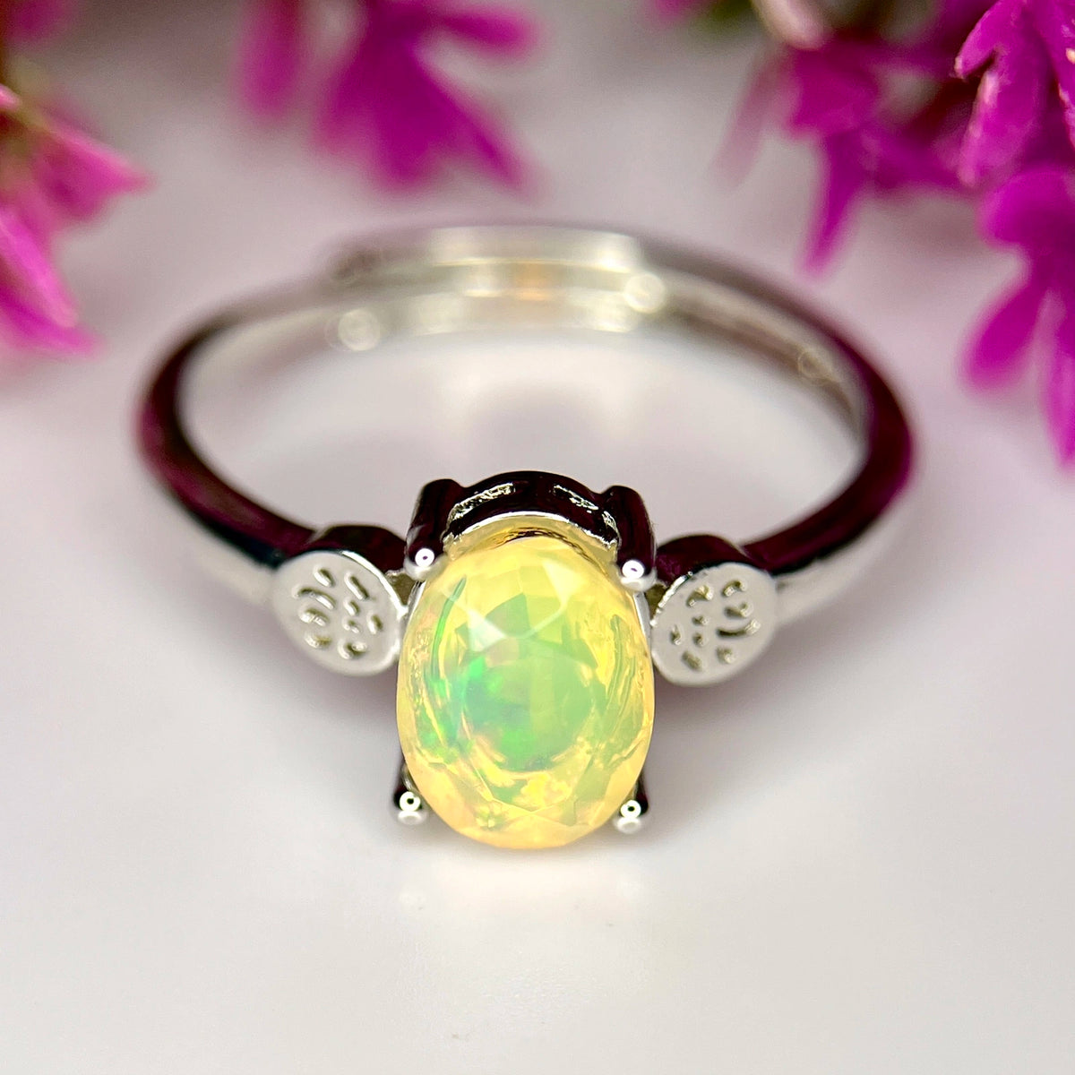 Ring met natuurlijke vuuropaal en rhodiumplating