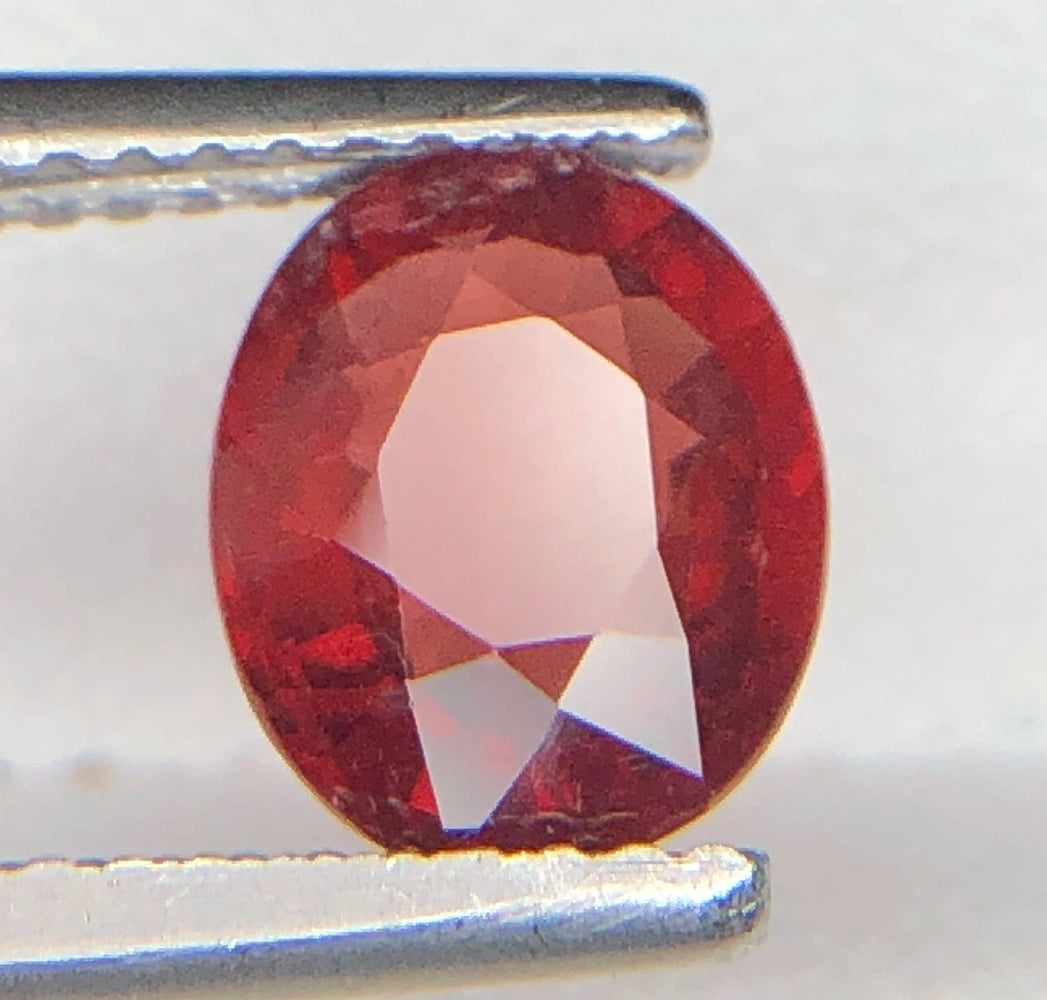 Natuurlijke Rode Granaat 1,85 ct – Ovaal Facetgeslepen Edelsteen 8,1 × 6,8 mm