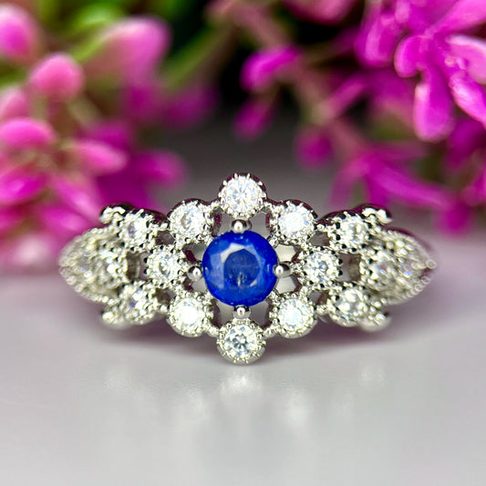 Ring met natuurlijke blauwe saffier, CZ en rhodiumplating