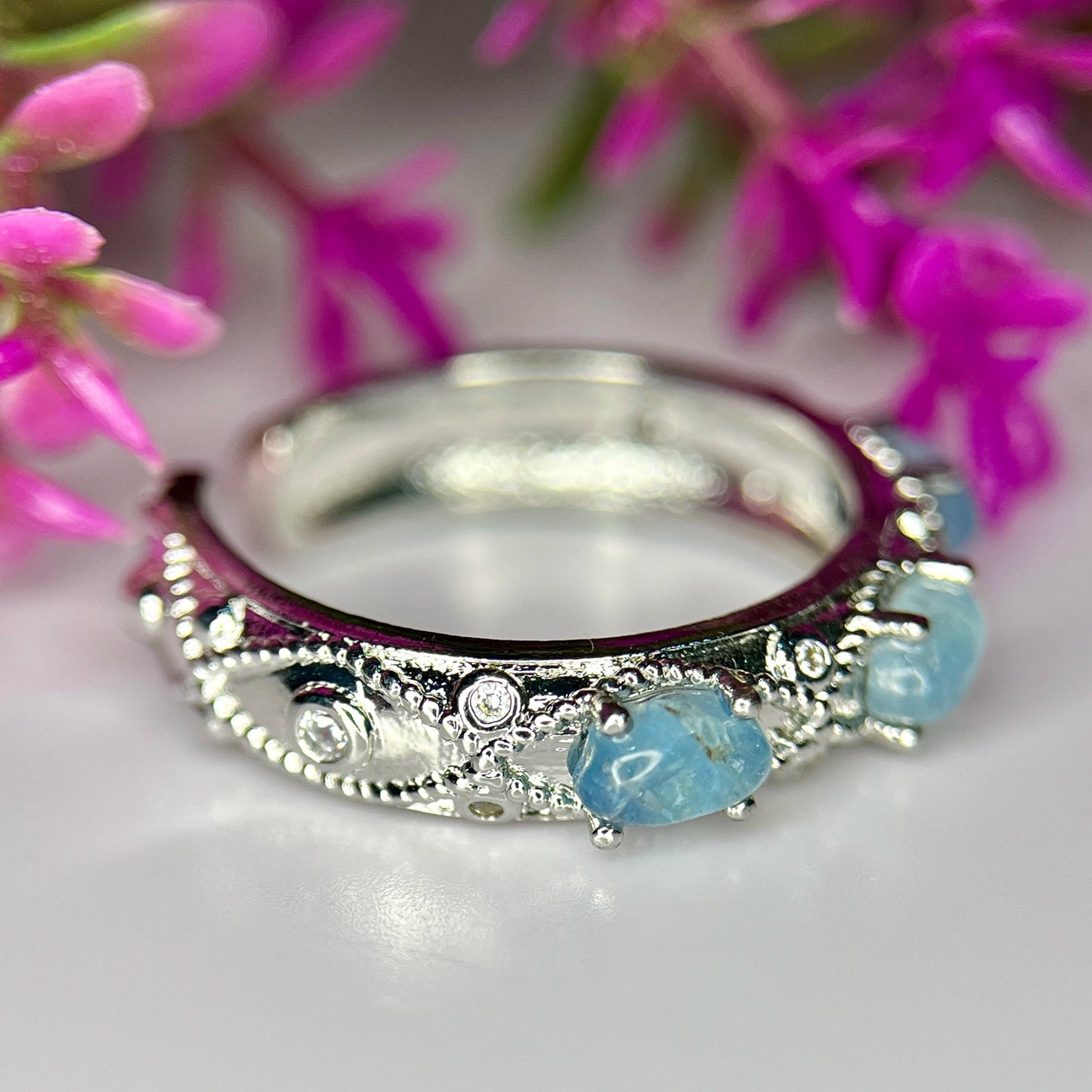 Ring met natuurlijke aquamarijn, CZ en rhodiumplating