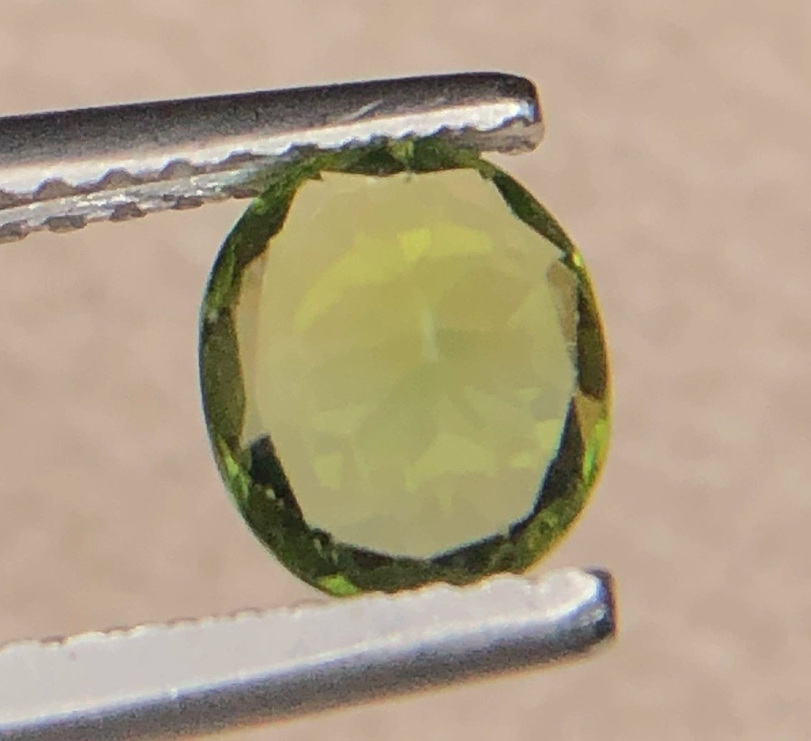 Natuurlijke Peridoot 0,85 ct – Ovaal Geslepen Groene Losse Edelsteen 6,2 × 5,3 mm