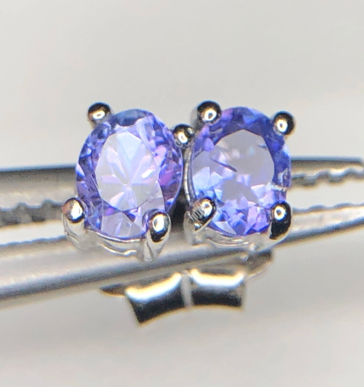 Natuurlijke Tanzaniet Oorstekers 3,25 ct – 925 Sterling Zilver Rhodium Plated