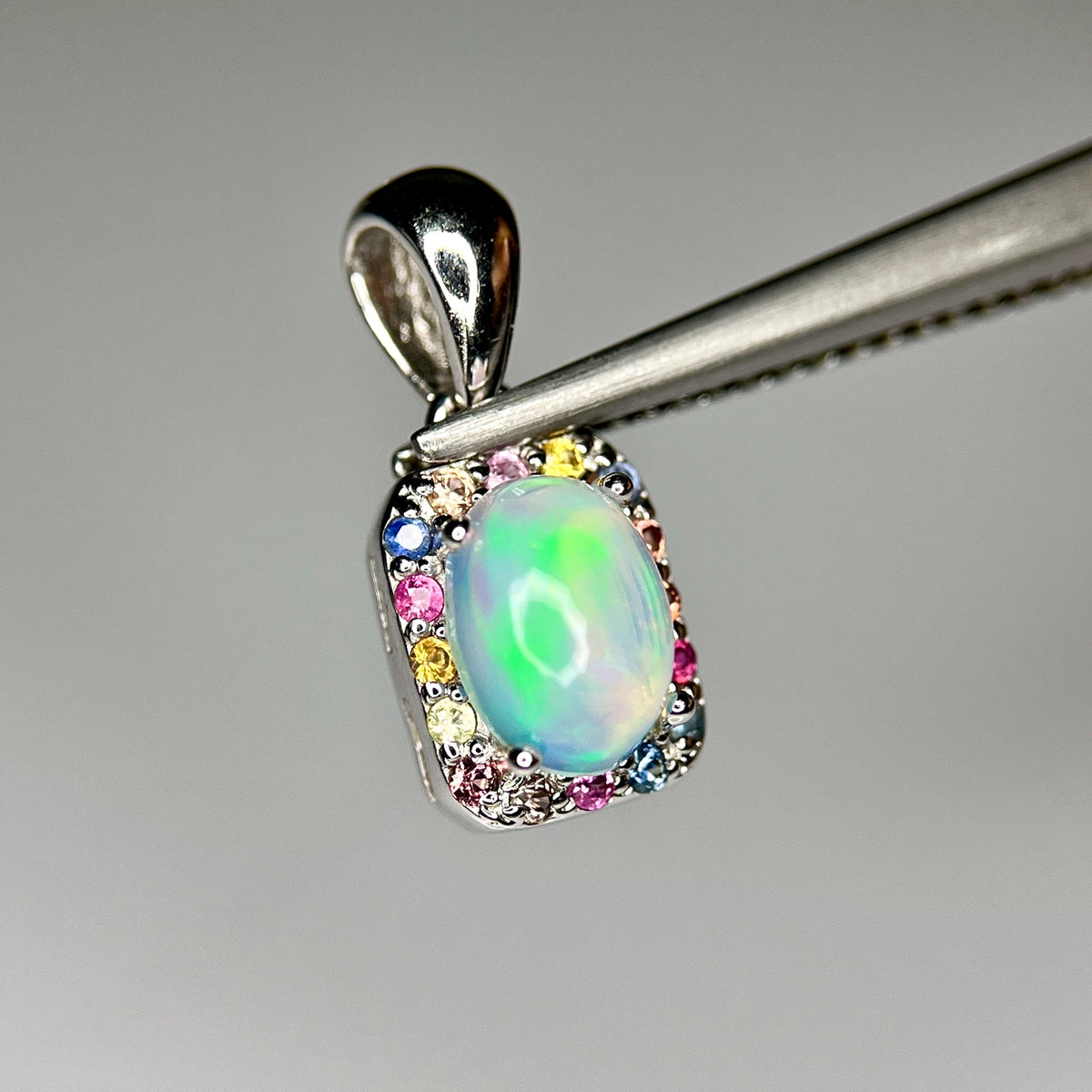 Natuurlijke Vuuropaal Hanger met Multicolor Saffier – 925 Sterling Zilver