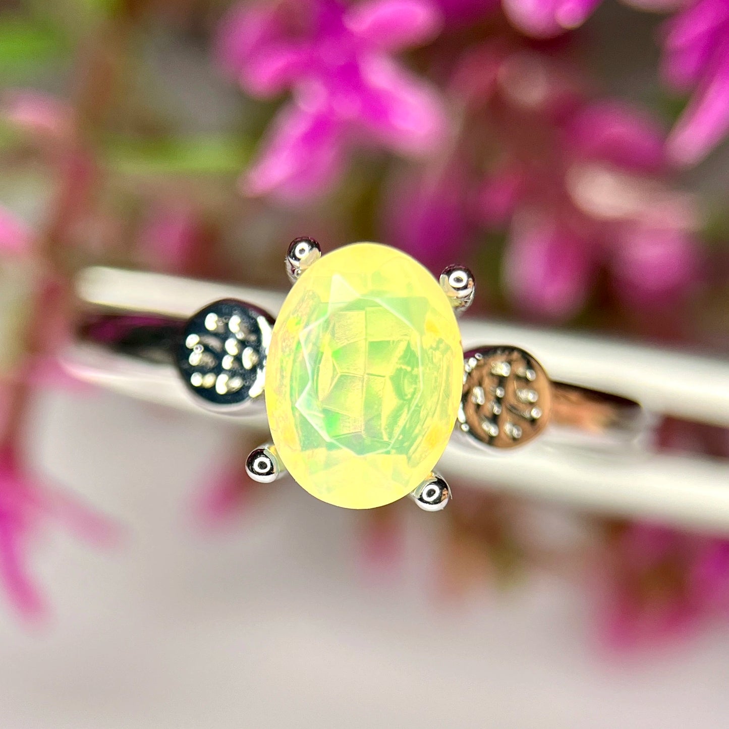 Ring met natuurlijke vuuropaal en rhodiumplating