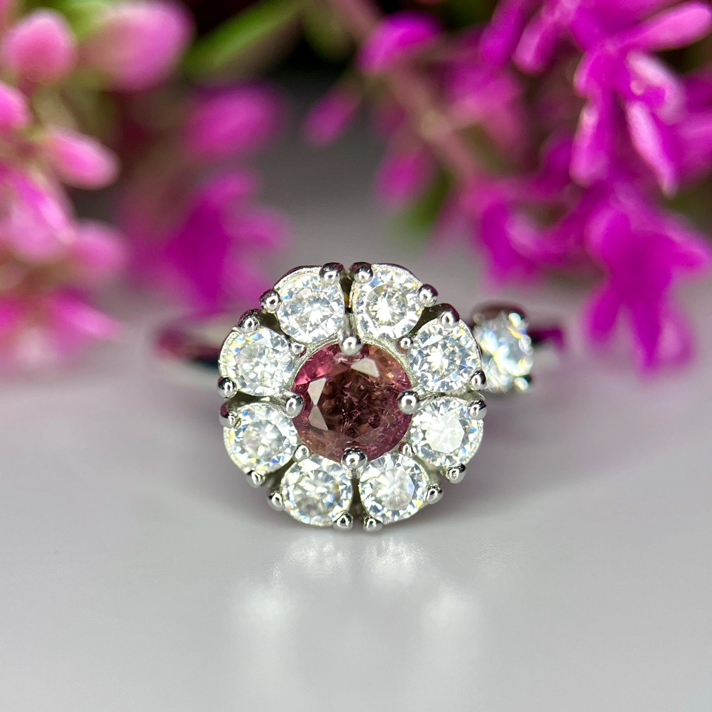 Ring met natuurlijke roze toermalijn, CZ en rhodiumplating