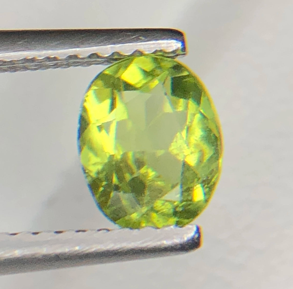 Natuurlijke Peridoot 0,95 ct – Ovaal Geslepen Losse Edelsteen