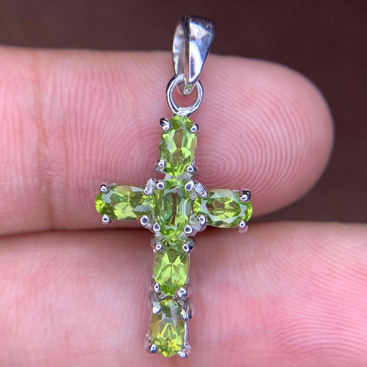 Natuurlijke Groene Peridoot Kruishanger – 925 Sterling Zilver – Rhodium Plated