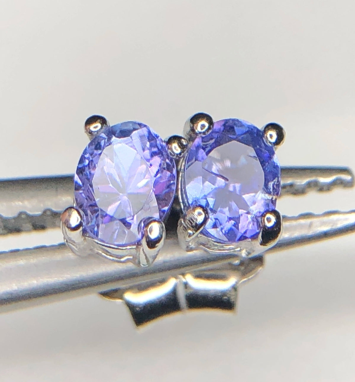 Natuurlijke Tanzaniet Oorstekers 3,25 ct – 925 Sterling Zilver Rhodium Plated