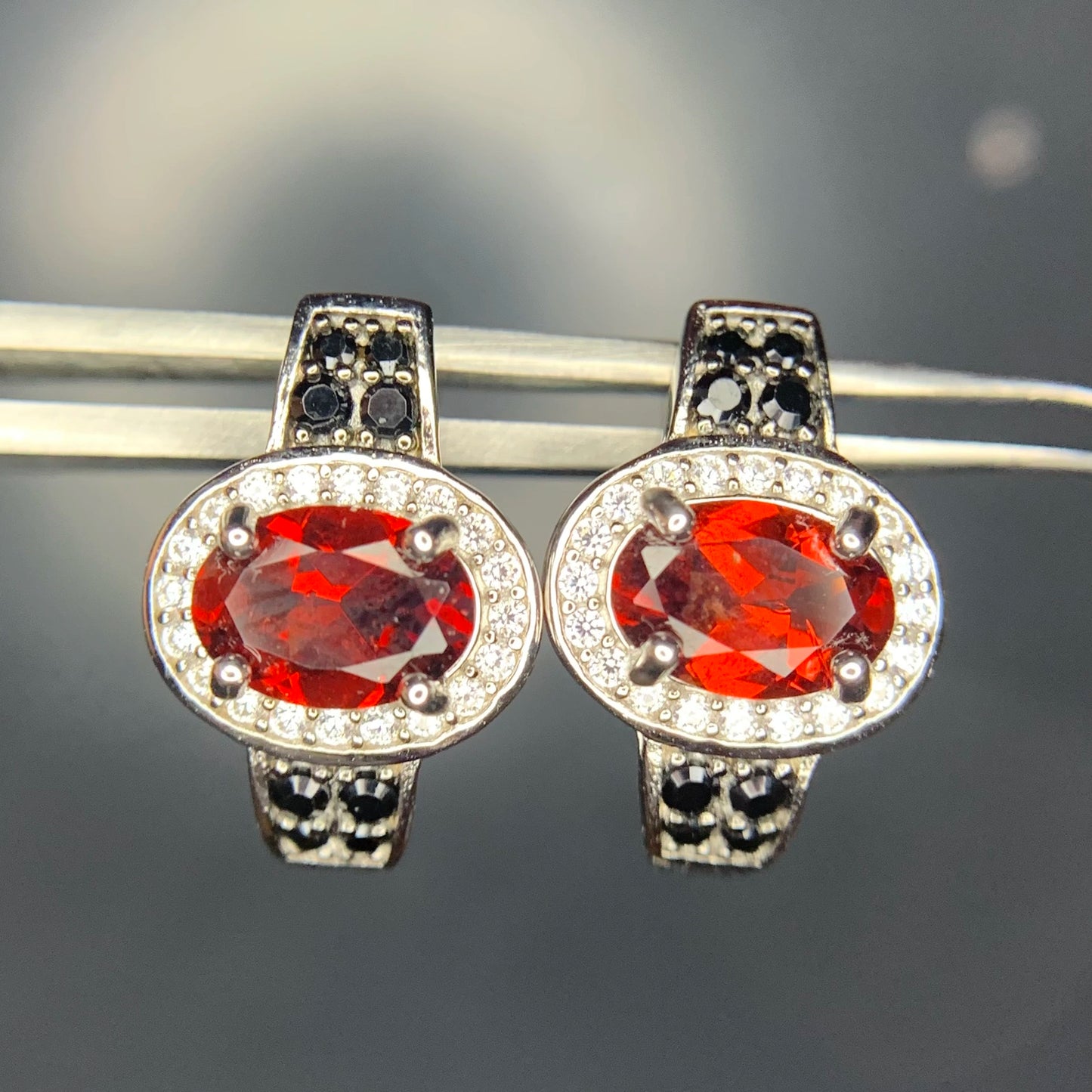 Oorbellen met rhodolietgranaat – 18.60 ct, gerhodineerd, 925 sterling zilver