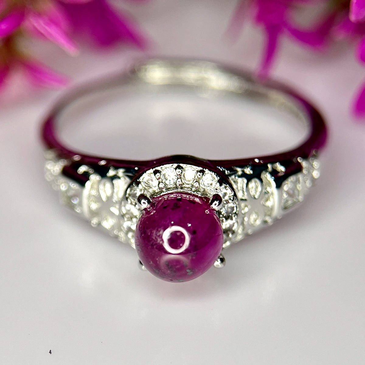 Ring met natuurlijke robijncabochon, CZ en rhodiumplating