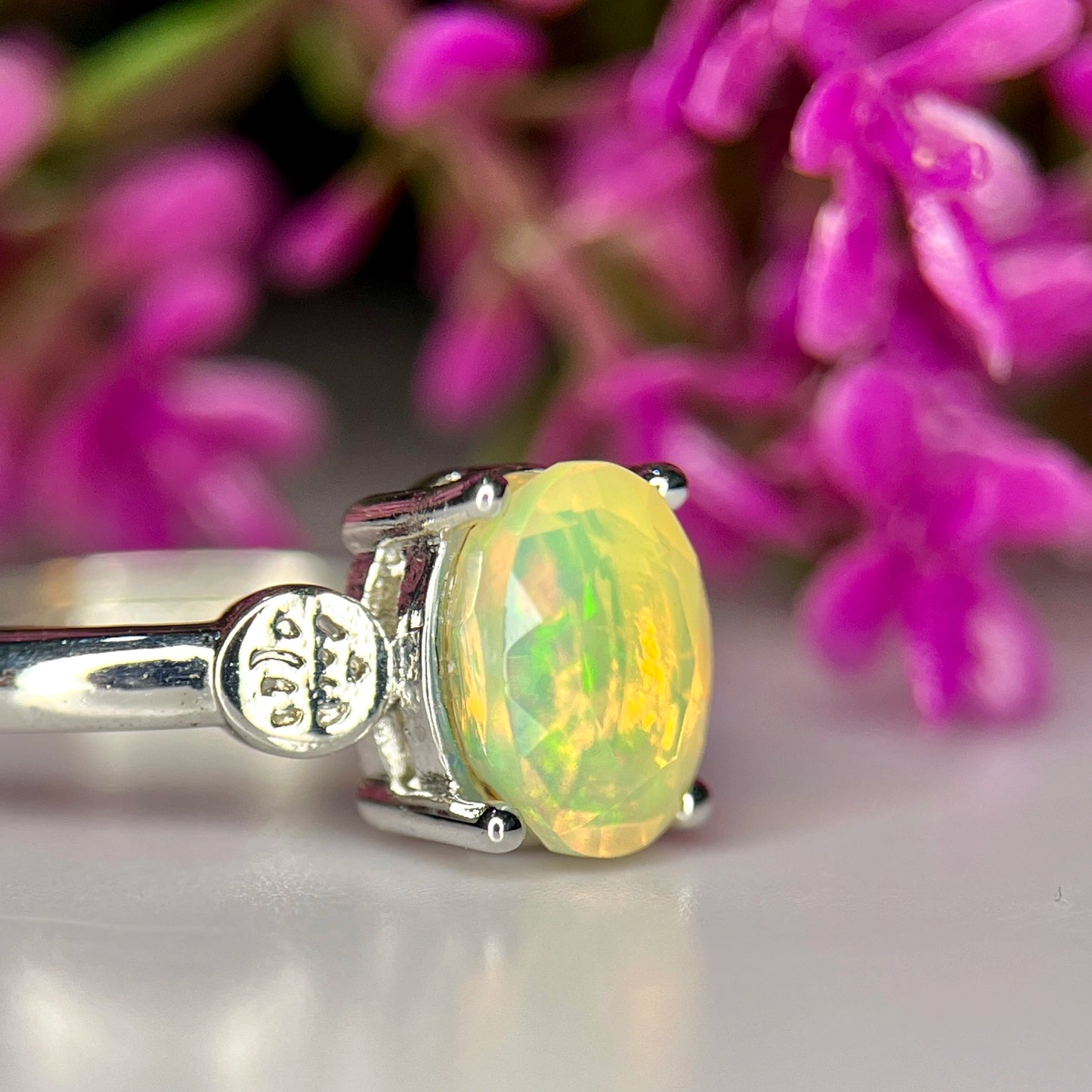 Ring met natuurlijke vuuropaal en rhodiumplating