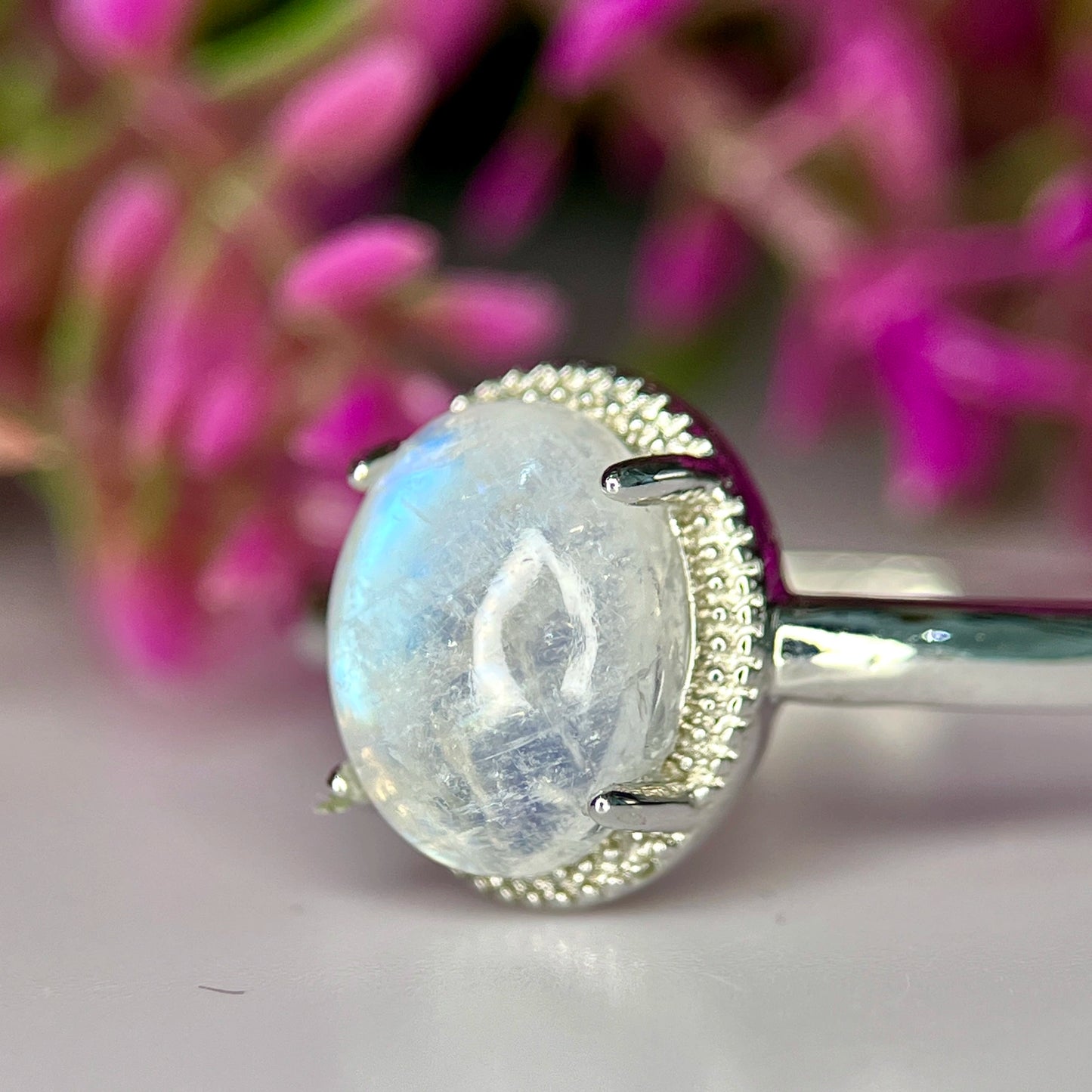 Ring met blauwe maansteen en rhodiumplating