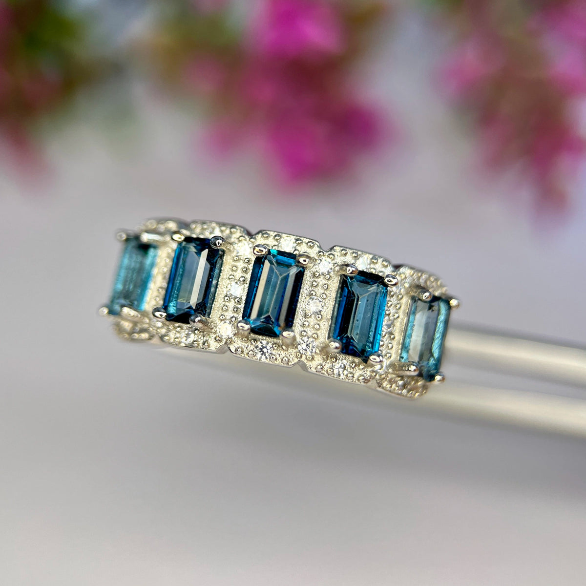 Natuurlijke London Blue Topaas Ring met Zirkonia – Rhodium Plated