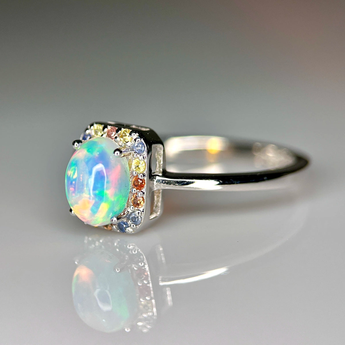 Natuurlijke Vuuropaal Ring met Multicolor Saffier – 925 Sterling Zilver
