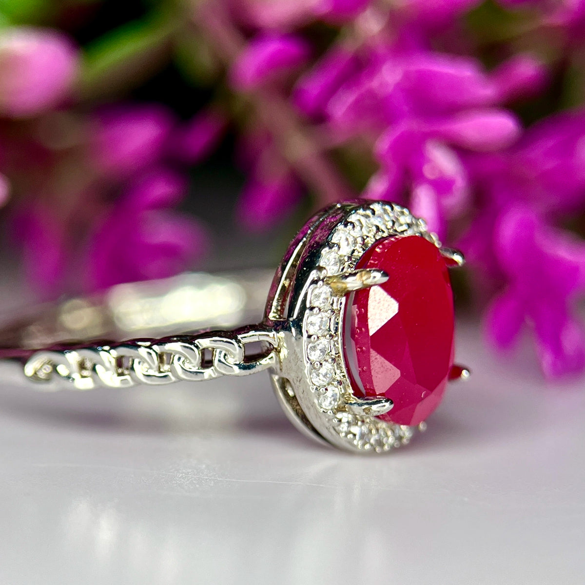 Ring met glasgevulde robijn, CZ en rhodiumplating