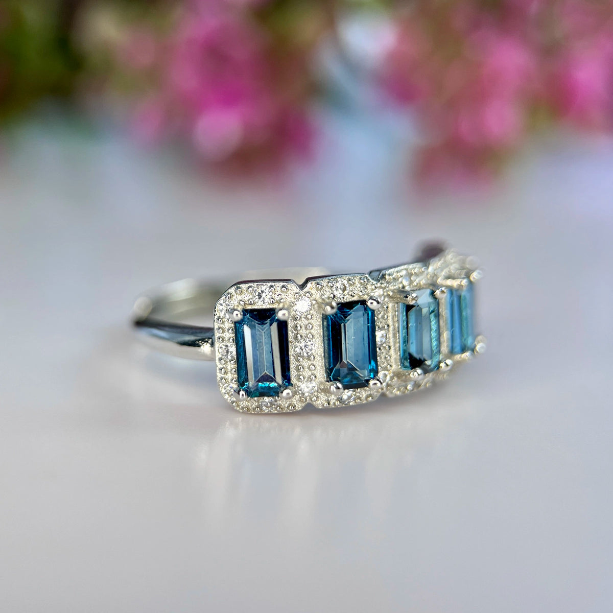 Natuurlijke London Blue Topaas Ring met Zirkonia – Rhodium Plated