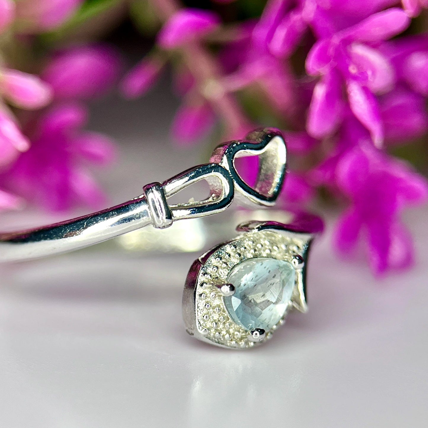 Ring met natuurlijke aquamarijn en rhodiumplating