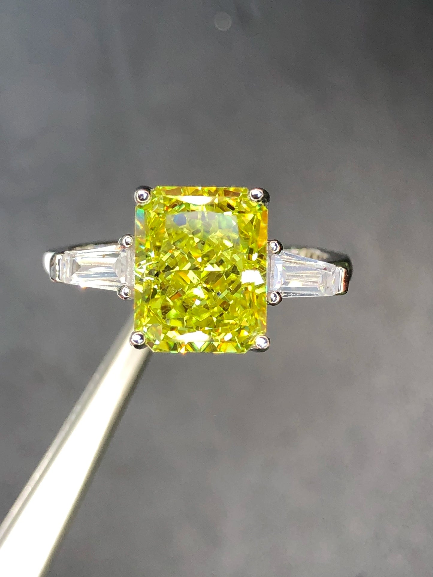 Ring van 925 zilver met 12,90 ct gele cubic zirconia