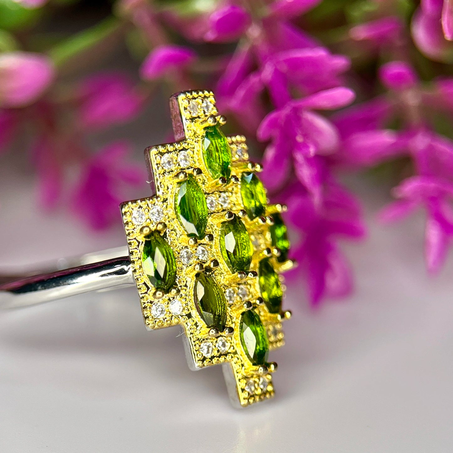 Ring met natuurlijke chroomdiopsiet, CZ en goudkleurige rhodiumplating