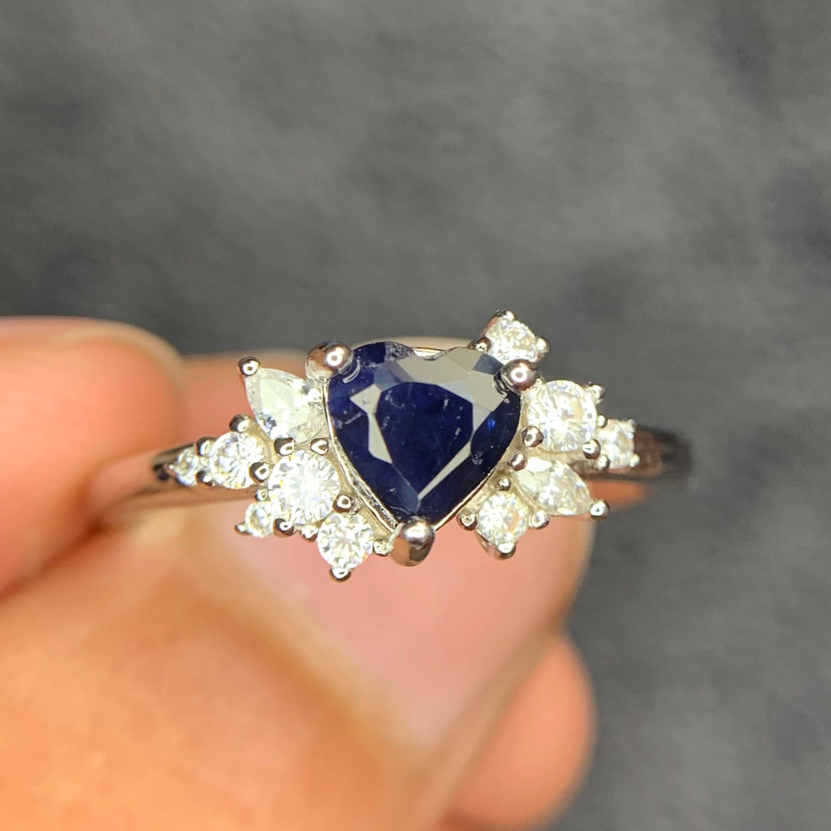 Natuurlijke Blauwe Saffier Ring met Zirkonia – 925 Sterling Zilver – Rhodium Plated