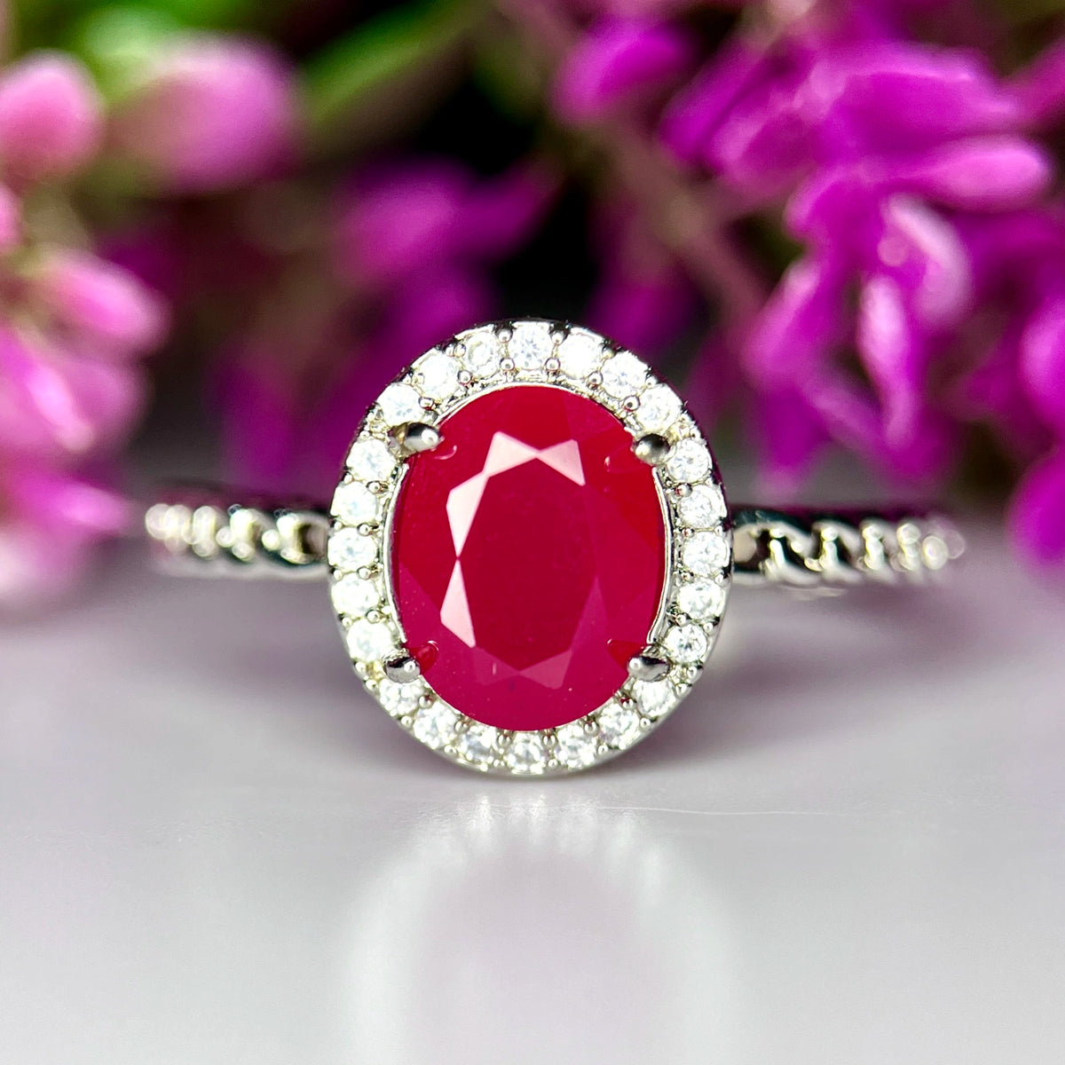 Ring met glasgevulde robijn, CZ en rhodiumplating