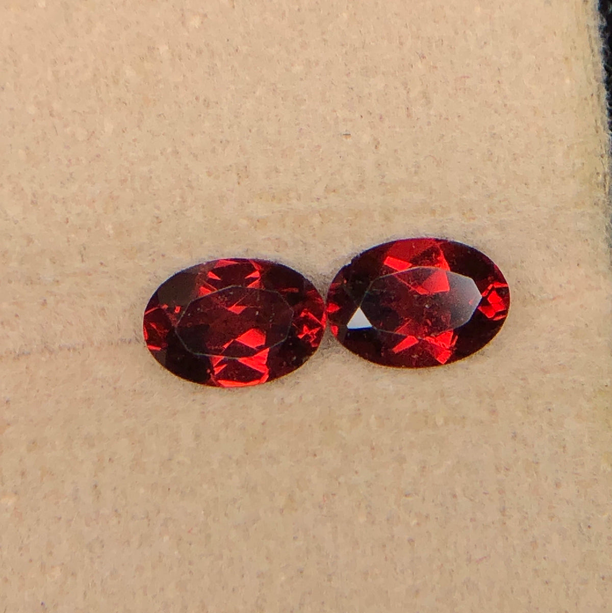 Set van 2 Natuurlijke Rode Granaten 1,95 ct – Ovaal Geslepen Edelstenenpaar 6,6 × 4,7 mm