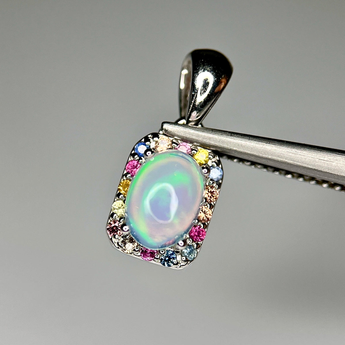 Natuurlijke Vuuropaal Hanger met Multicolor Saffier – 925 Sterling Zilver